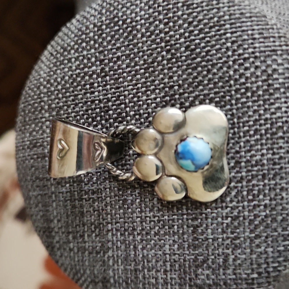 Adorable NWOT Golden Hills Turquoise Dog Paw Pendant 🐕♥️ 🐾